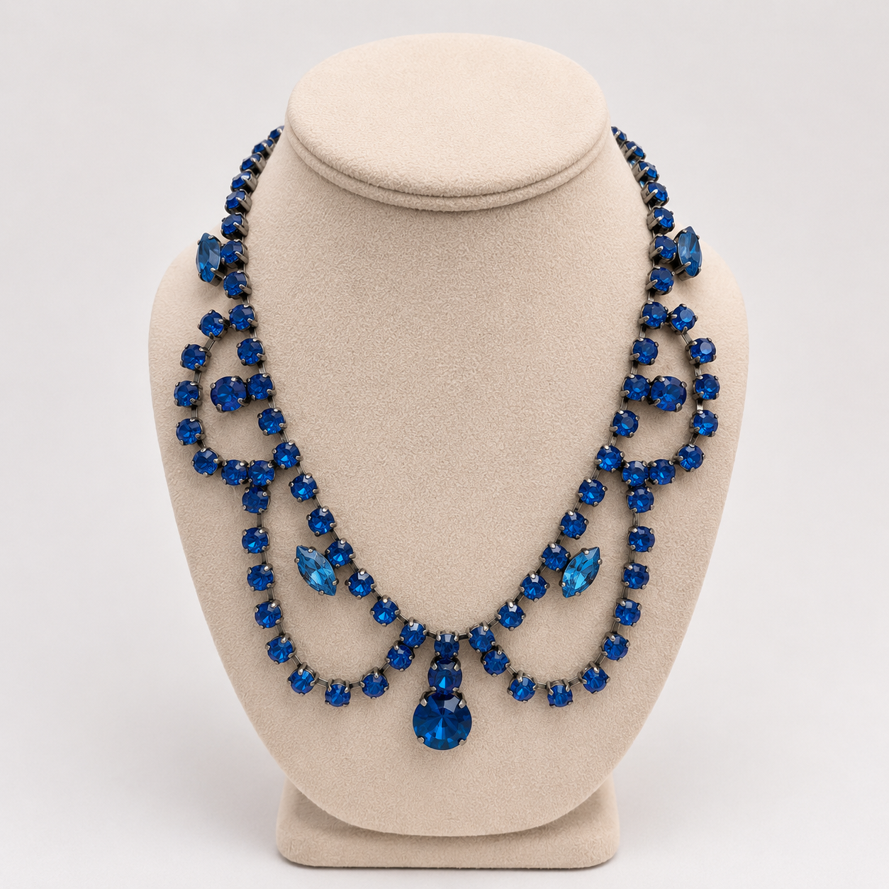 DEBUTAUNTE NECKLACE