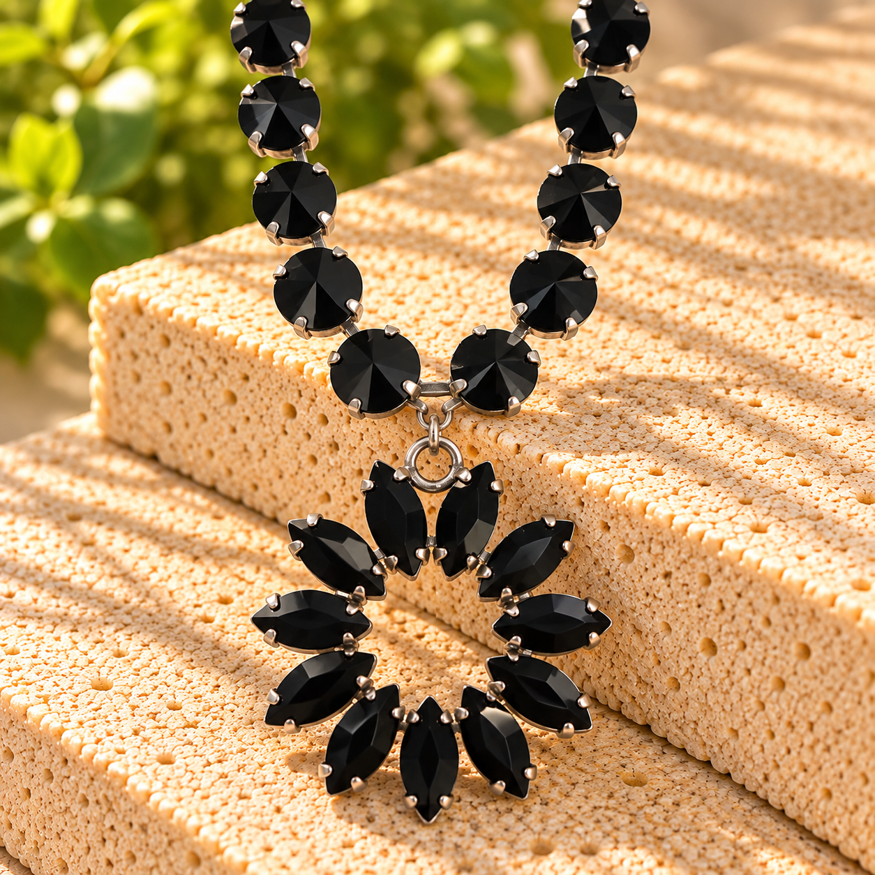BROADWAY JET NECKLACE