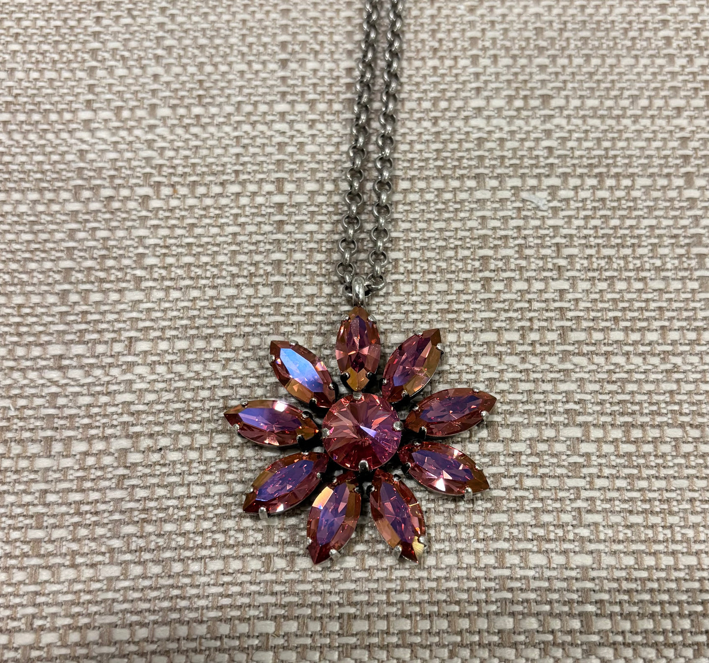 SOCIAL FLOWER NECKLACE