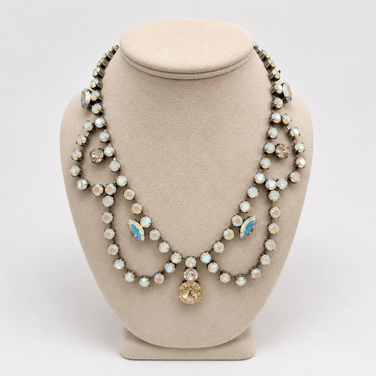 DEBUTAUNTE NECKLACE