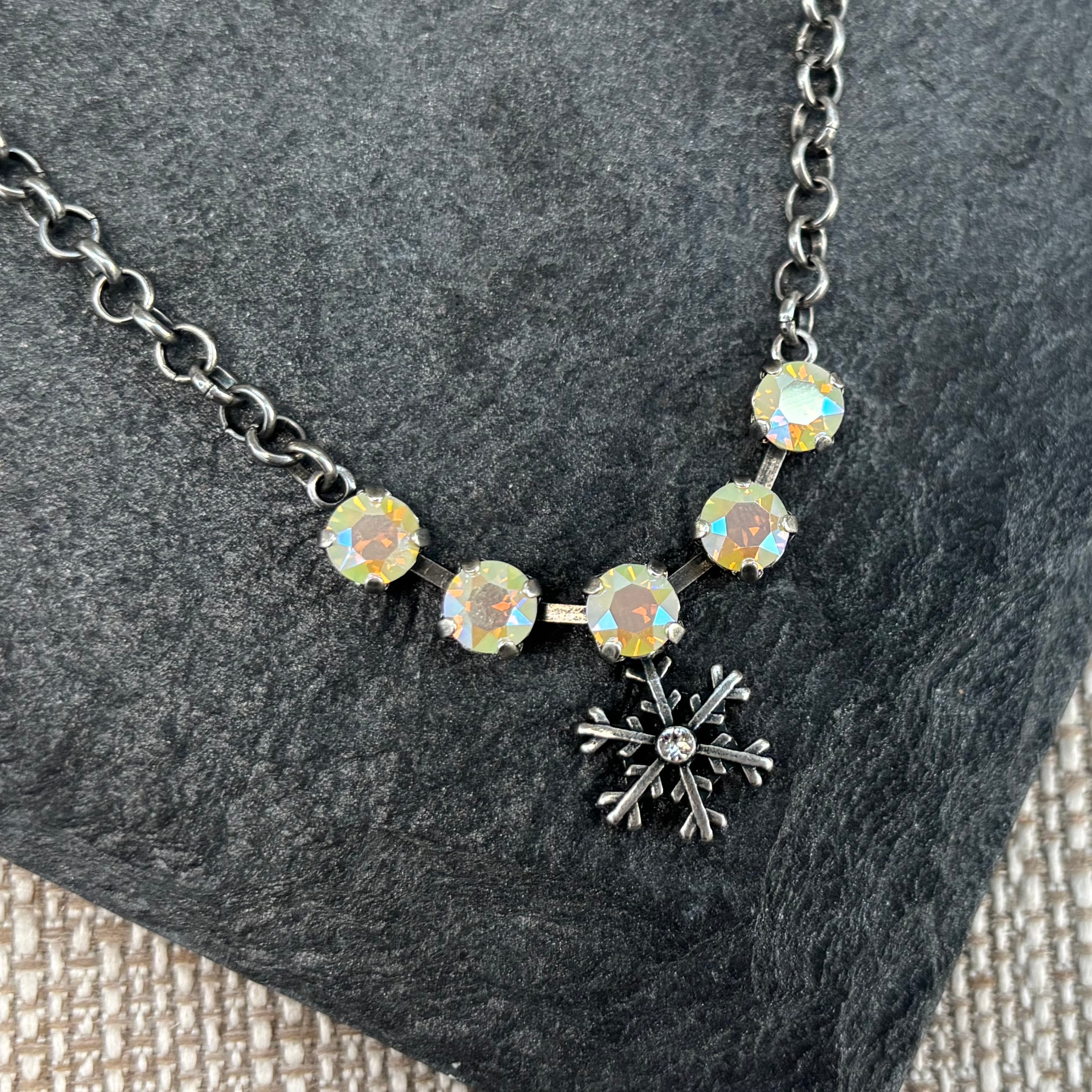 SNOWY SHIMMER NECKLACE