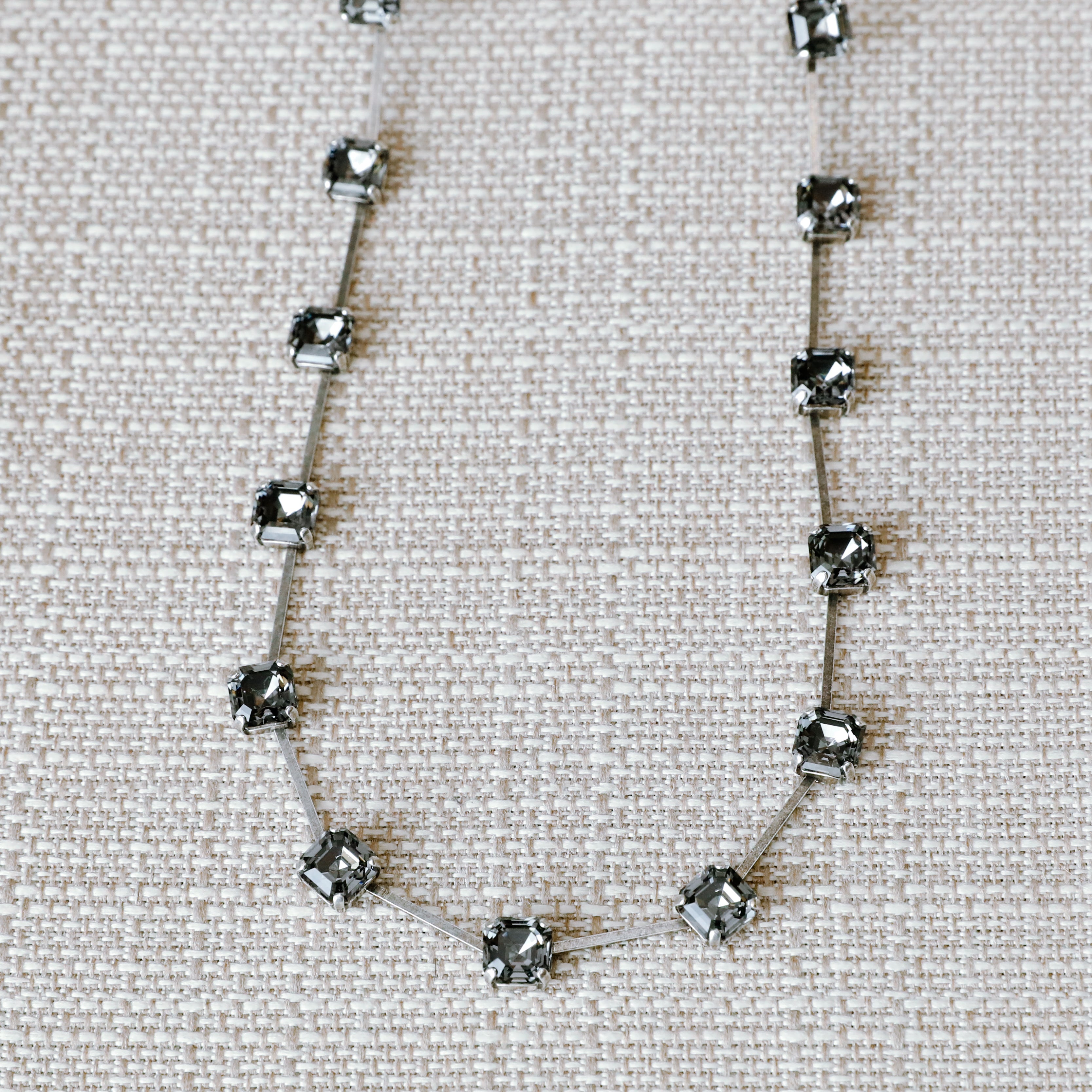 IMPROV SCATTERED CRYSTAL EDGY GLAM NECKLACE
