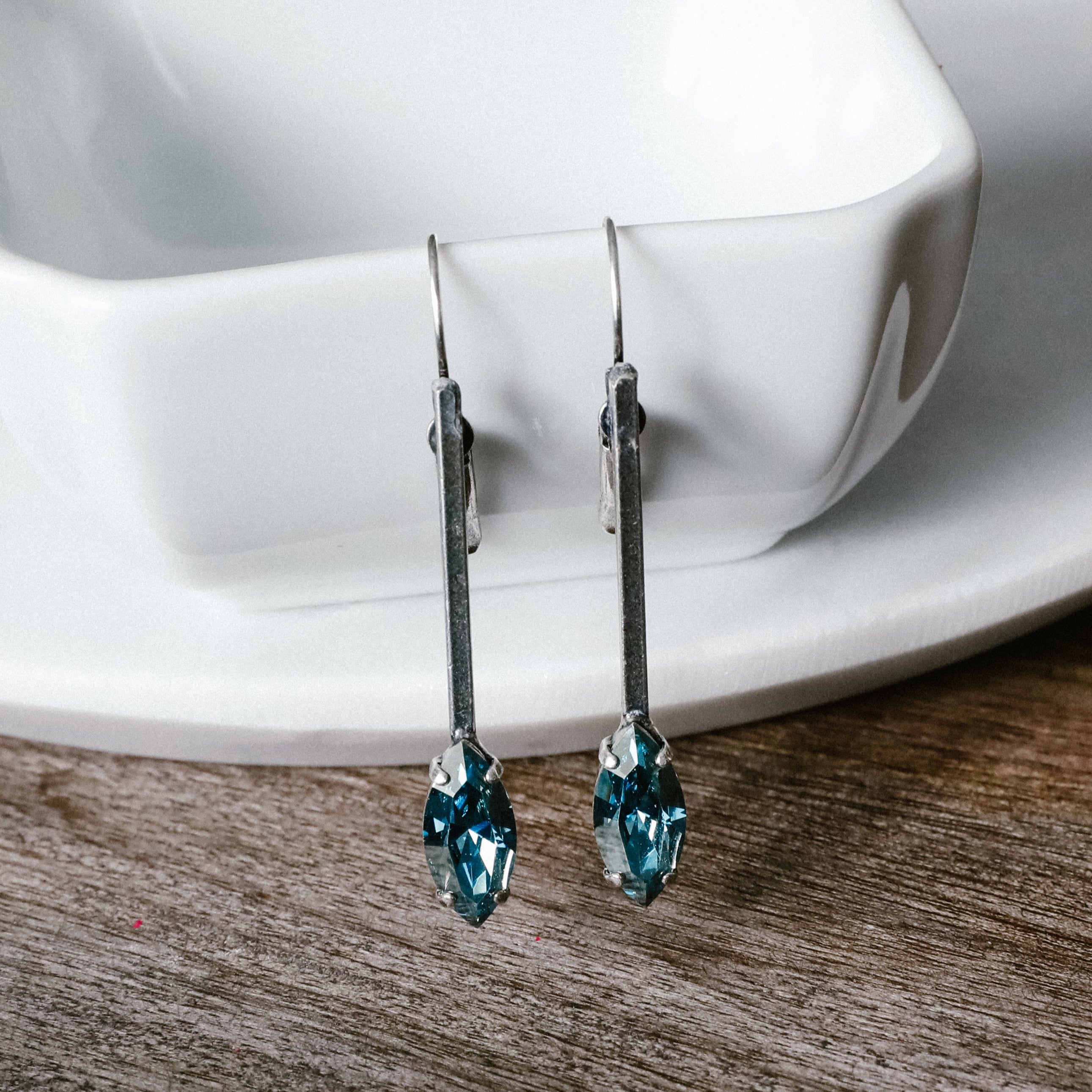 NELL LONG BAR EARRING