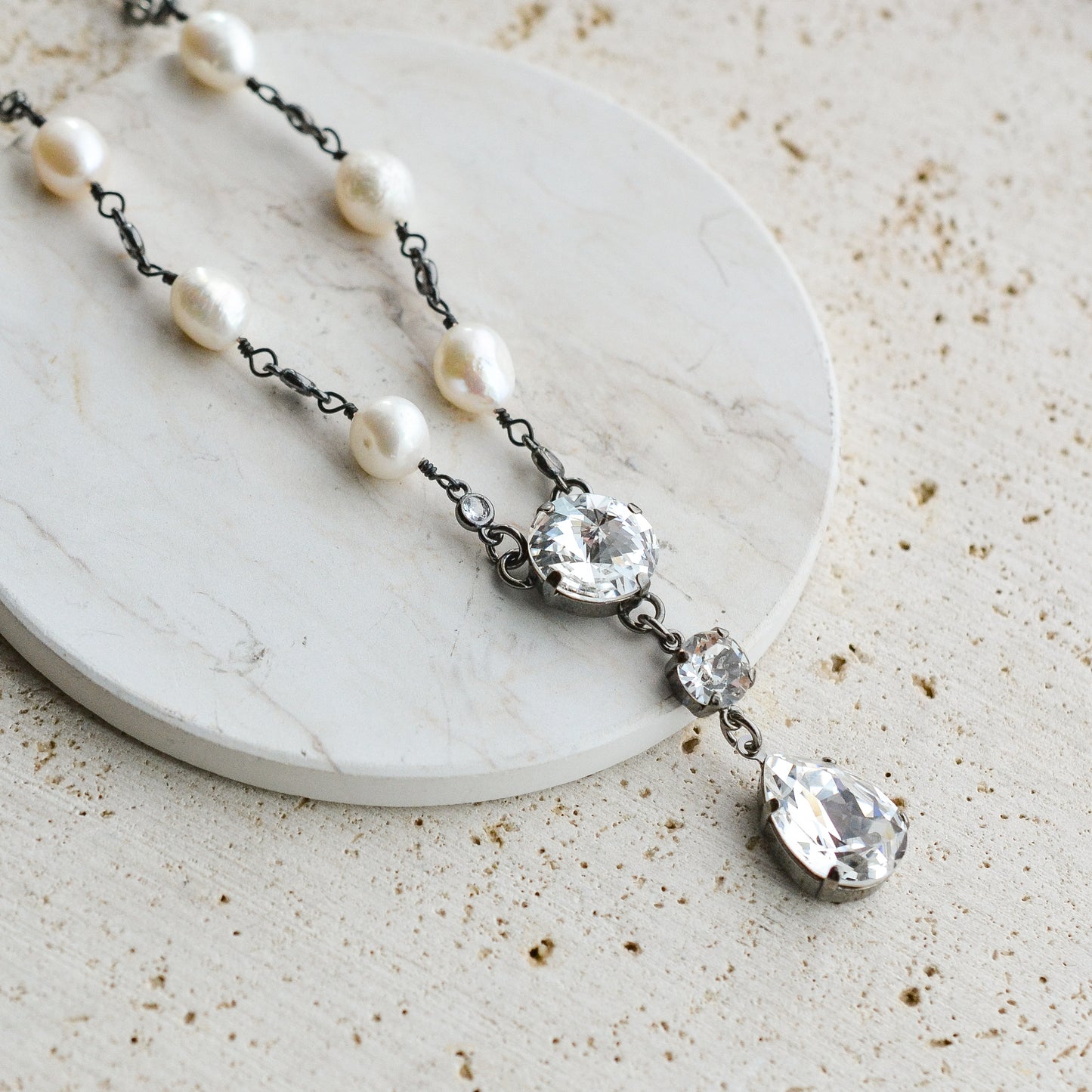 MARSEILLE FRESHWATER PEARL NECKLACE WITH CRYSTAL PENDANT