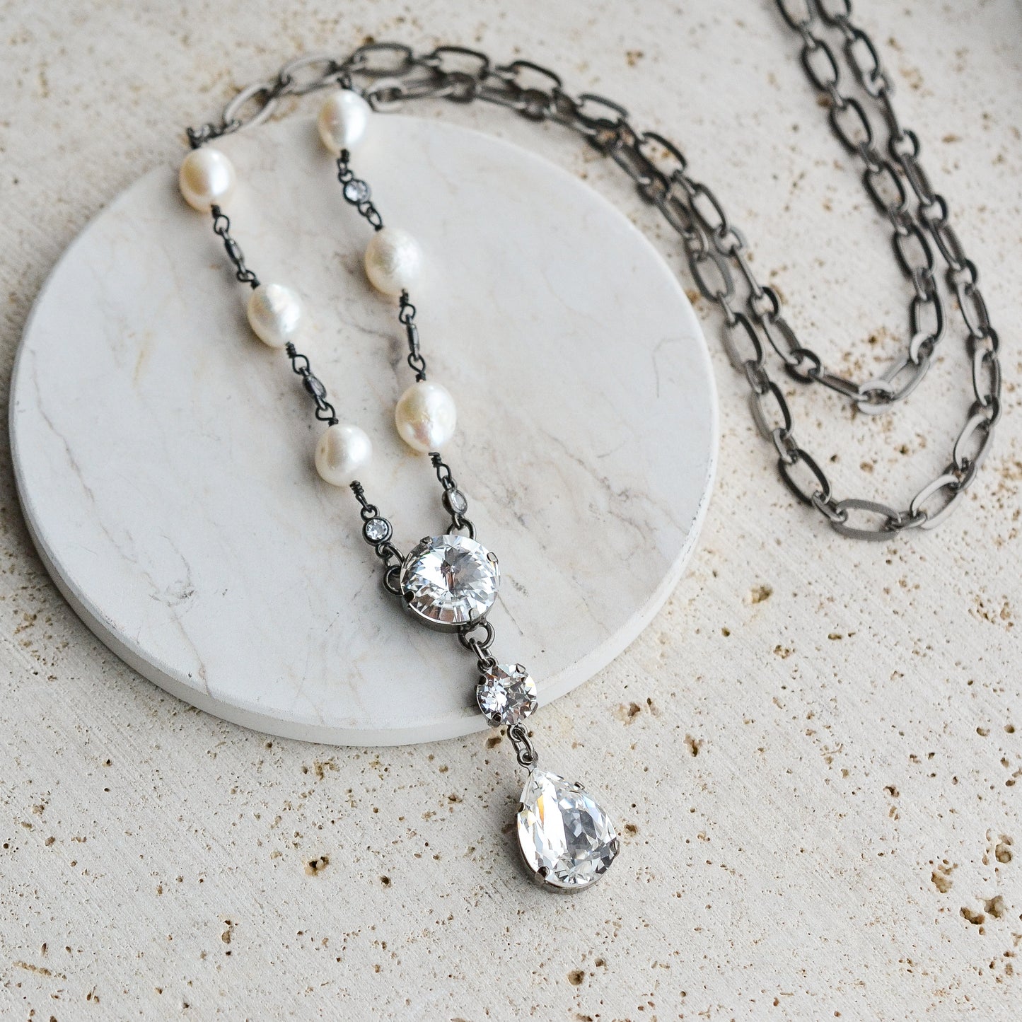 MARSEILLE FRESHWATER PEARL NECKLACE WITH CRYSTAL PENDANT